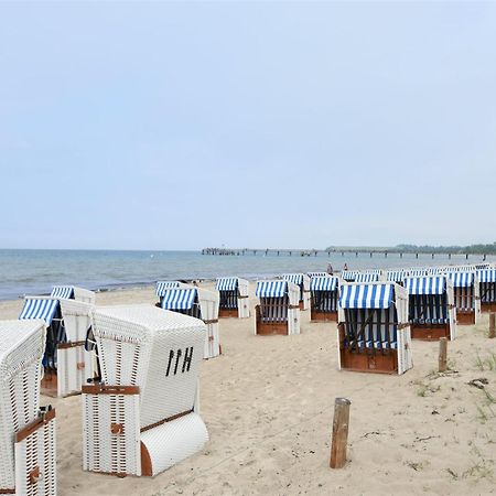 Spacious Bungalow Near Sea In Grundshagen Exterior photo